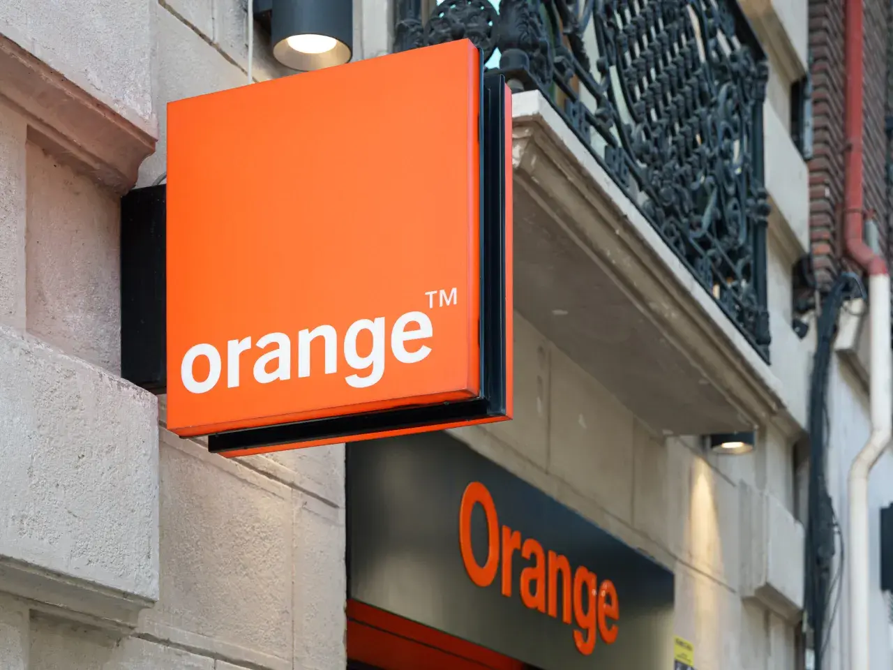 Pomoc w temacie jak wyłączyć pocztę głosową Orange. Widoczny szyld salonu Orange.