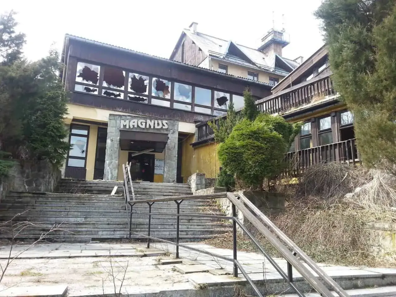 Opuszczony hotel "Magnus" z wybitymi oknami, idealne miejsce na urbex.