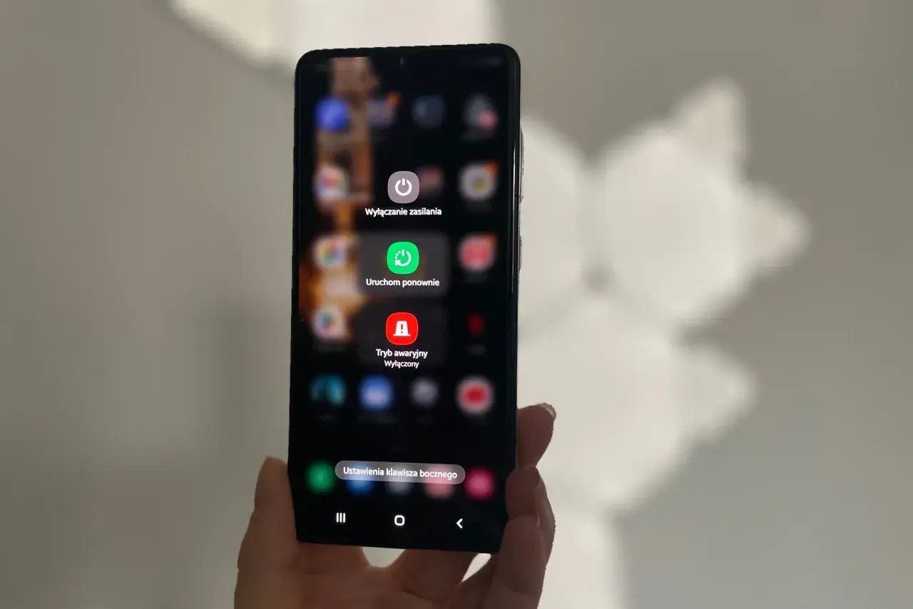 Chcesz wiedzieć, jak przyspieszyć telefon Samsung? Na ekranie widzisz menu z opcjami wyłączenia, ponownego uruchomienia i trybu awaryjnego.