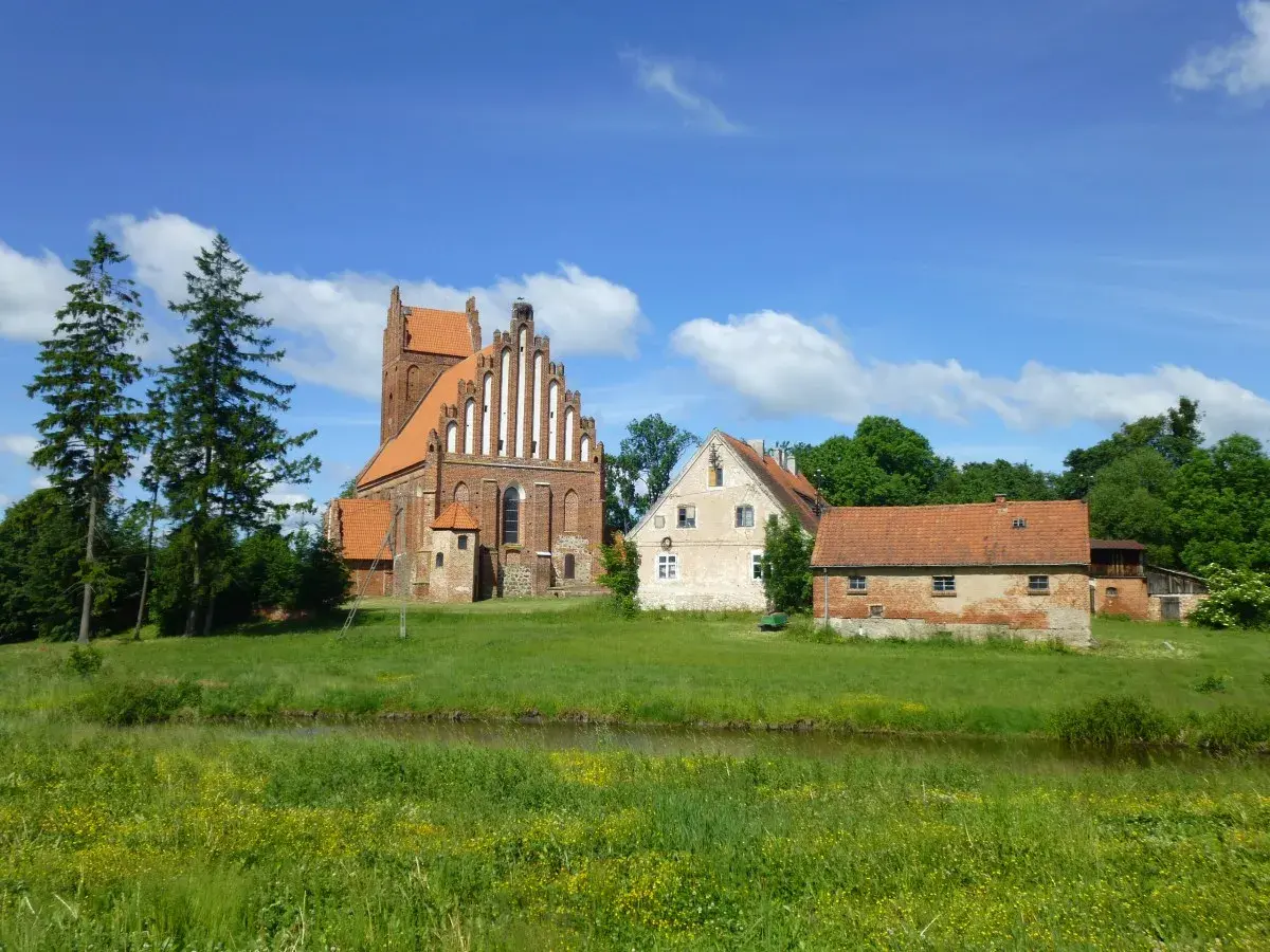 Idyllische Landschaft mit Kirche und Bauernhaus, Heimat der Familie von der Groeben.
