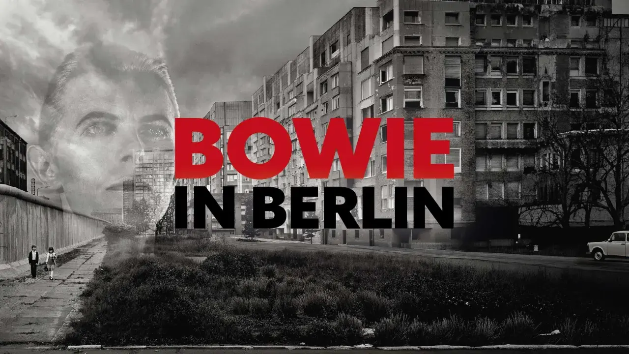 David Bowie i Berlin. Bilden visar en dubbelexponering med Bowies ansikte över en vy av Berlinmuren, byggnader och en bil.