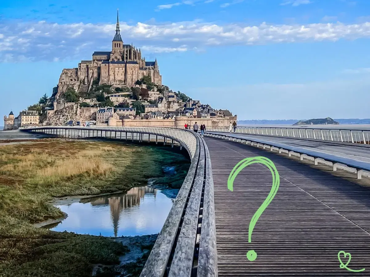 Majestätisches schloss im meer Frankreich, Mont Saint-Michel, mit einer Brücke, die zum Eingang führt.