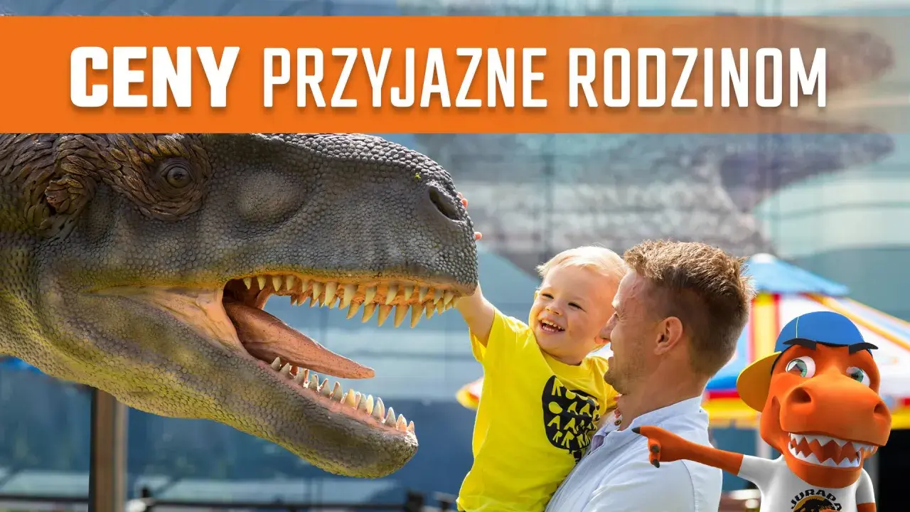 Ojciec z dzieckiem i dinozaurem, z napisem "CENY PRZYJAZNE RODZINOM".