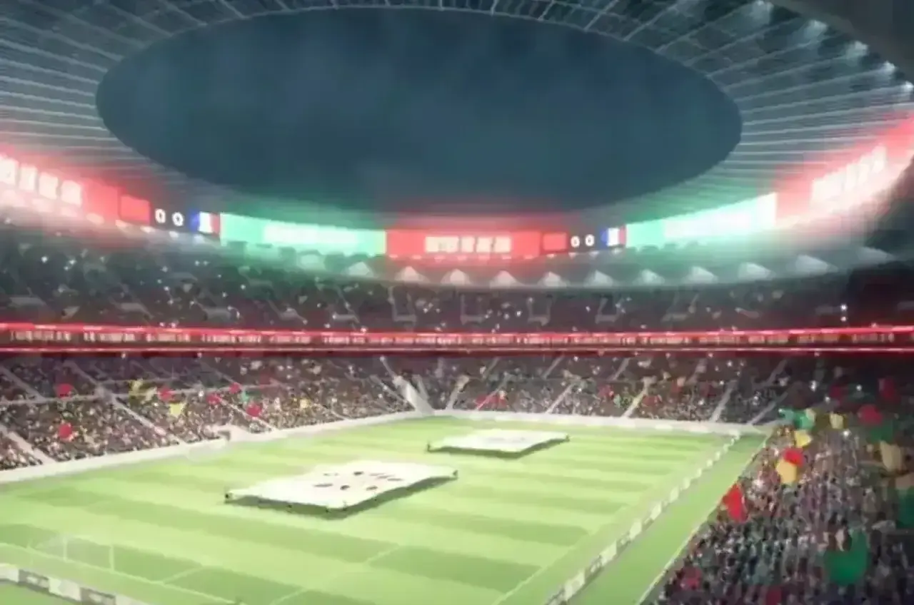 Widok na trybuny wypełnione kibicami na największym stadionie na świecie. Na murawie rozłożone są dwa białe transparenty.
