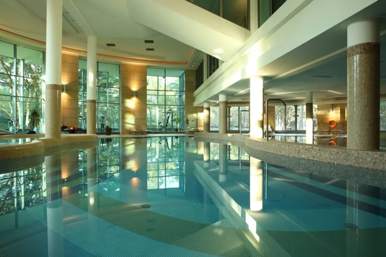 Basen w hotelu Havet Resort & Spa, z dużymi oknami i widokiem na zieleń. Idealne miejsce na relaks, zgodnie z wieloma pozytywnymi havet hotel resort & spa opinie.