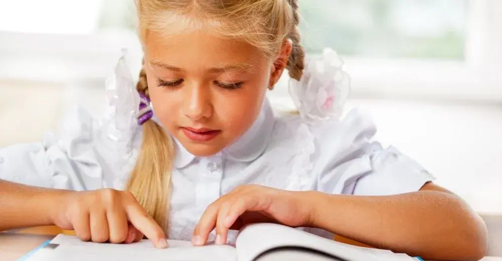 Skuteczne metody, jak nauczyć czytać dziecko z dysleksją bez frustracji