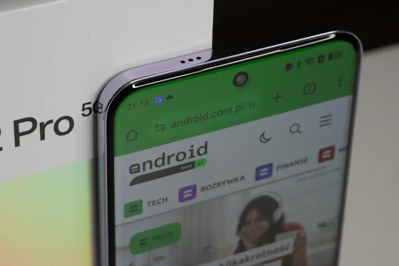 Telefon z ekranem wyświetla stronę android.com.pl/te. Obok widać pudełko z napisem "Pro 5G". Czy to oznacza, że lte+ to już przeszłość?