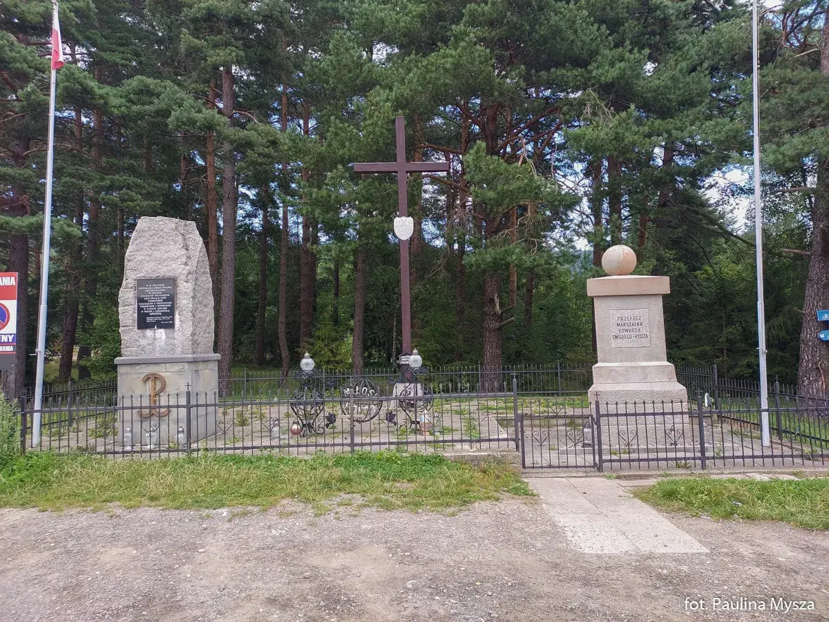 Pomnik na przełęczy Rydza Śmigłego. Monument upamiętnia marszałka Edwarda Rydza-Śmigłego.