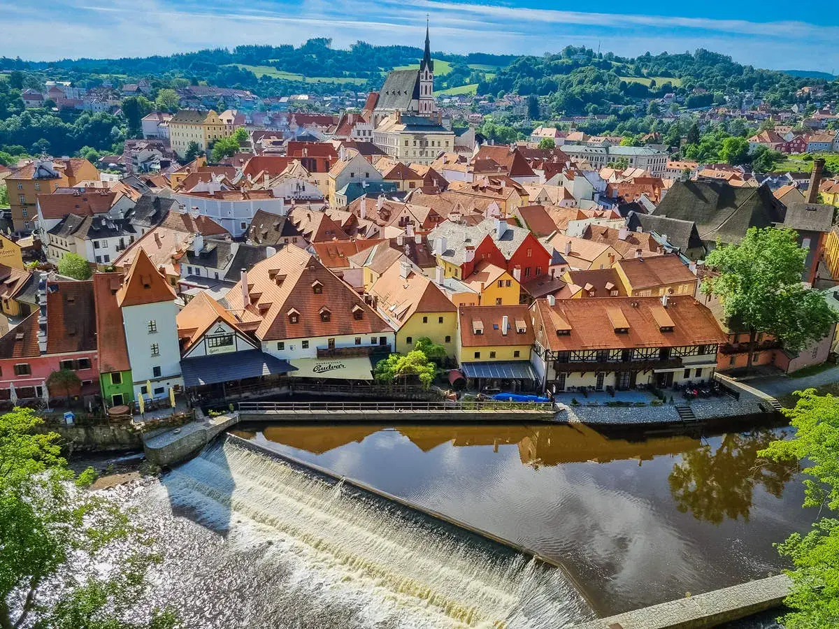Malerische Altstadt mit roten Dächern und Fluss, ein echter Geheimtipp Tschechien Urlaub.