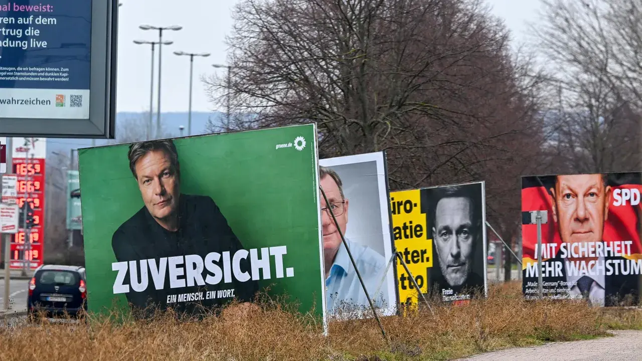 CDU Wahlplakate und andere Parteien werben um Stimmen. Ein grünes Plakat zeigt "Zuversicht", ein SPD-Plakat "Mehr Wachstum".