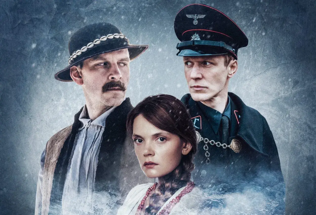 Trzech bohaterów, w tym mężczyzna w góralskim kapeluszu i żołnierz w mundurze, w kadrze filmu "Biała odwaga".