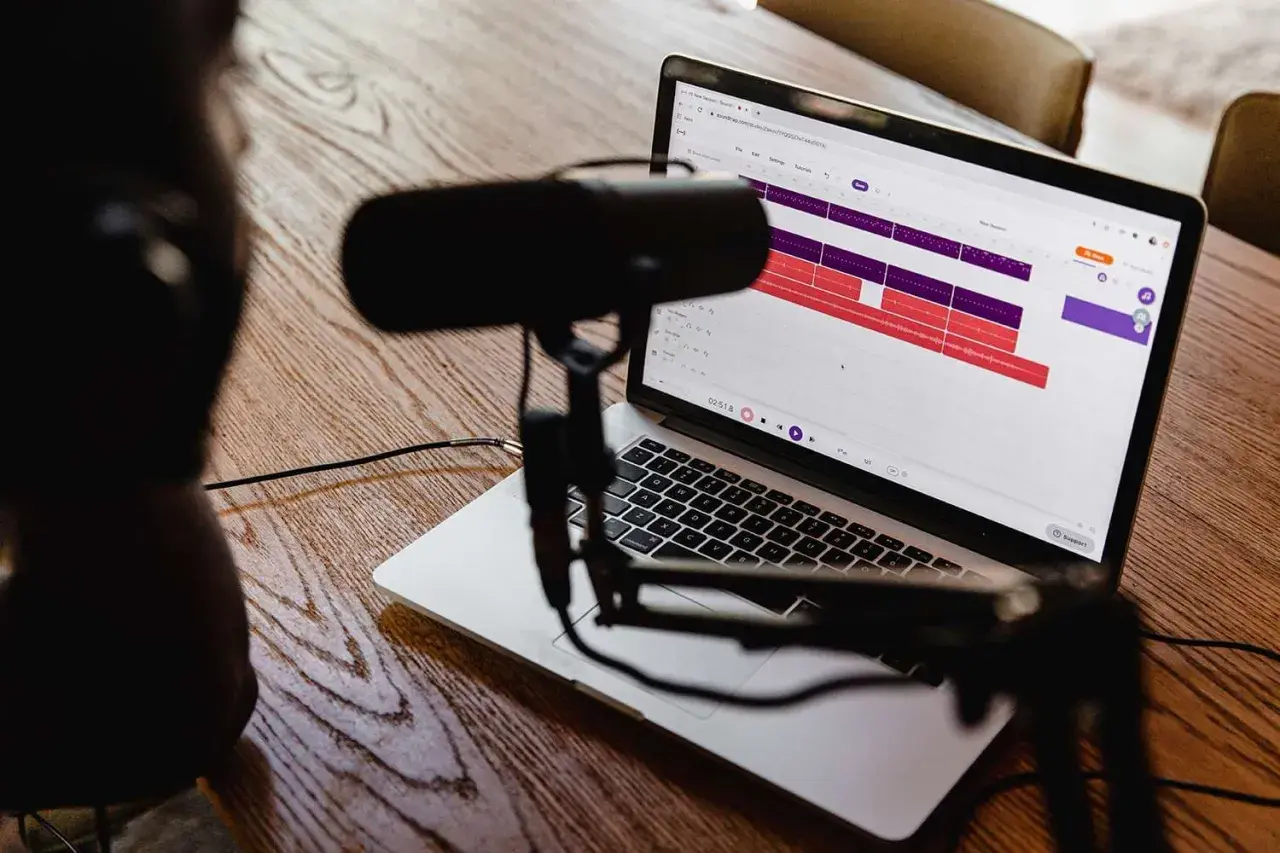 Mikrofon i laptop z programem do edycji dźwięku. Zastanawiasz się, ile zarabia dubbing? To może być ciekawa ścieżka kariery.