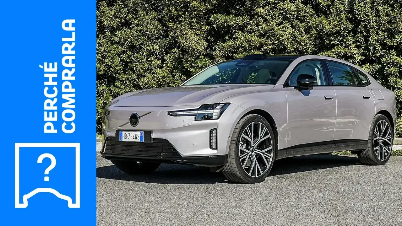La Volvo ES90, un'auto elegante e moderna, si presenta in un elegante colore grigio metallizzato, con un'icona a forma di punto interrogativo che suggerisce una scelta.