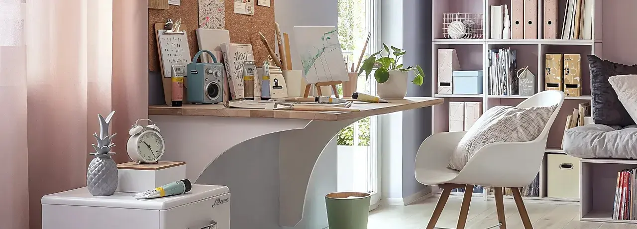 Kreativer Arbeitsplatz mit einem Schreibtisch, der wie ein klapptisch selber bauen wirkt. Buntstifte, Leinwand und ein kleiner Lautsprecher laden zum Malen ein.