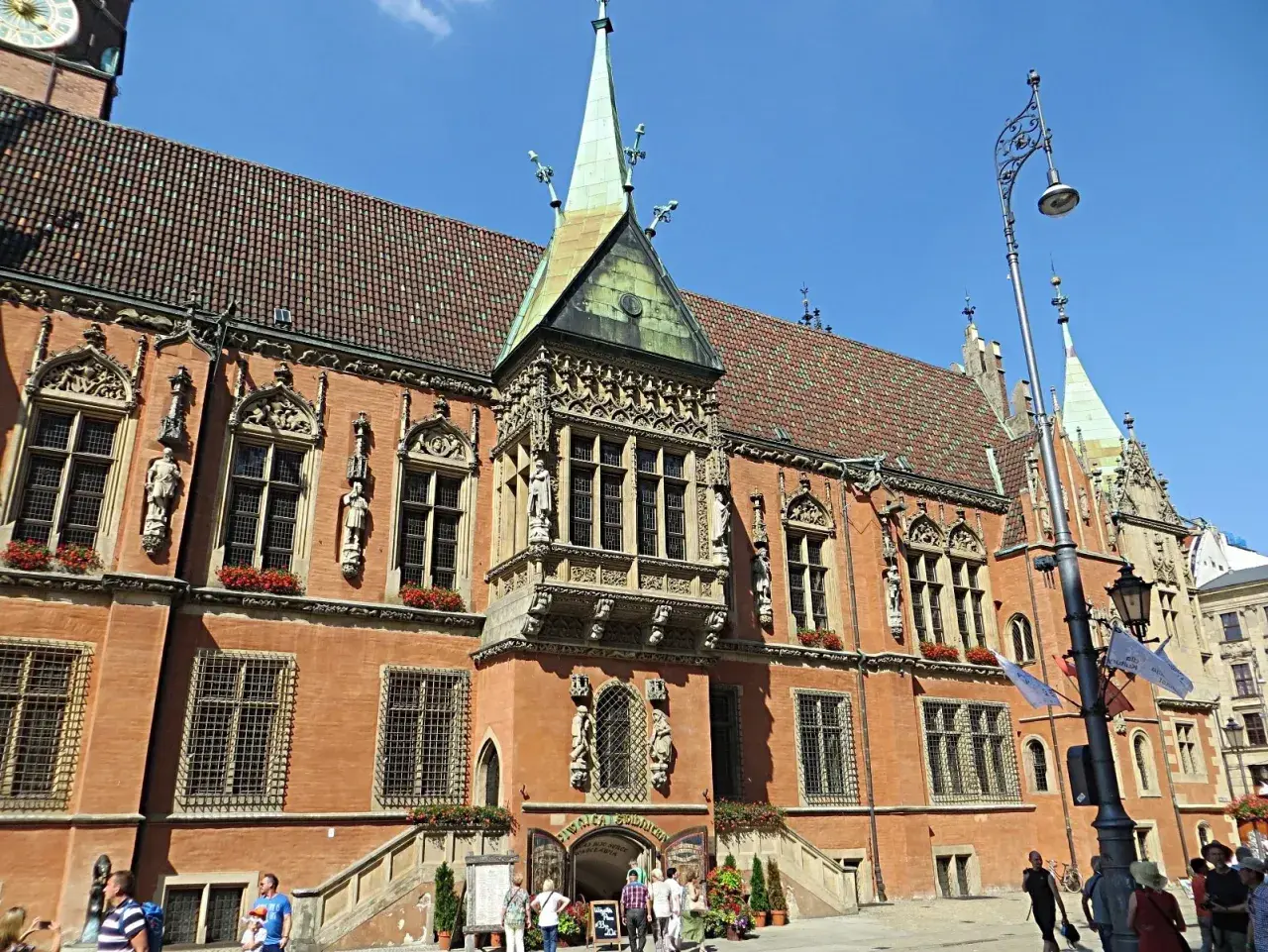 Piękny, ceglany budynek Ratusza we Wrocławiu, gdzie mieści się najstarsza restauracja w Polsce.