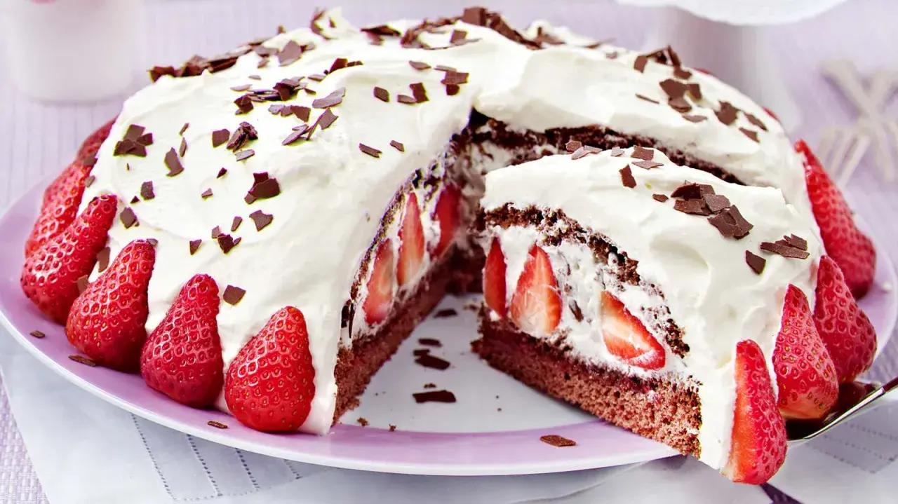 Eine köstliche Erdbeer Stracciatella Torte mit viel Sahne, frischen Erdbeeren und Schokostückchen. Ein Genuss für jeden Anlass!