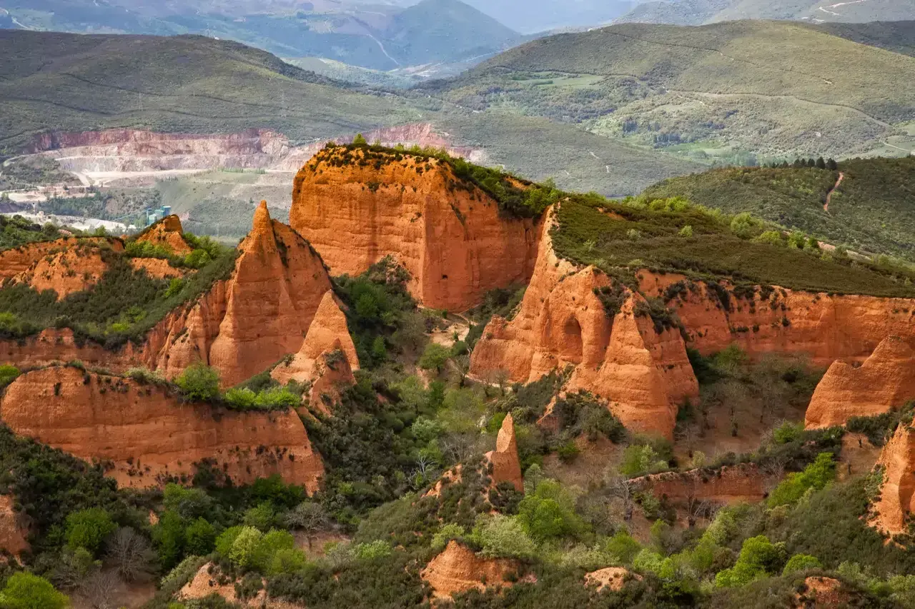Impresionantes paisajes de España, con formaciones rocosas rojizas y vegetación verde, que recuerdan a un paisaje lunar.