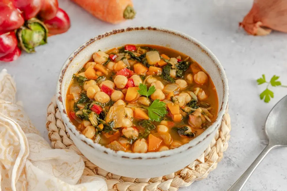 Un reconfortante potaje de garbanzos con verduras, listo para disfrutar.
