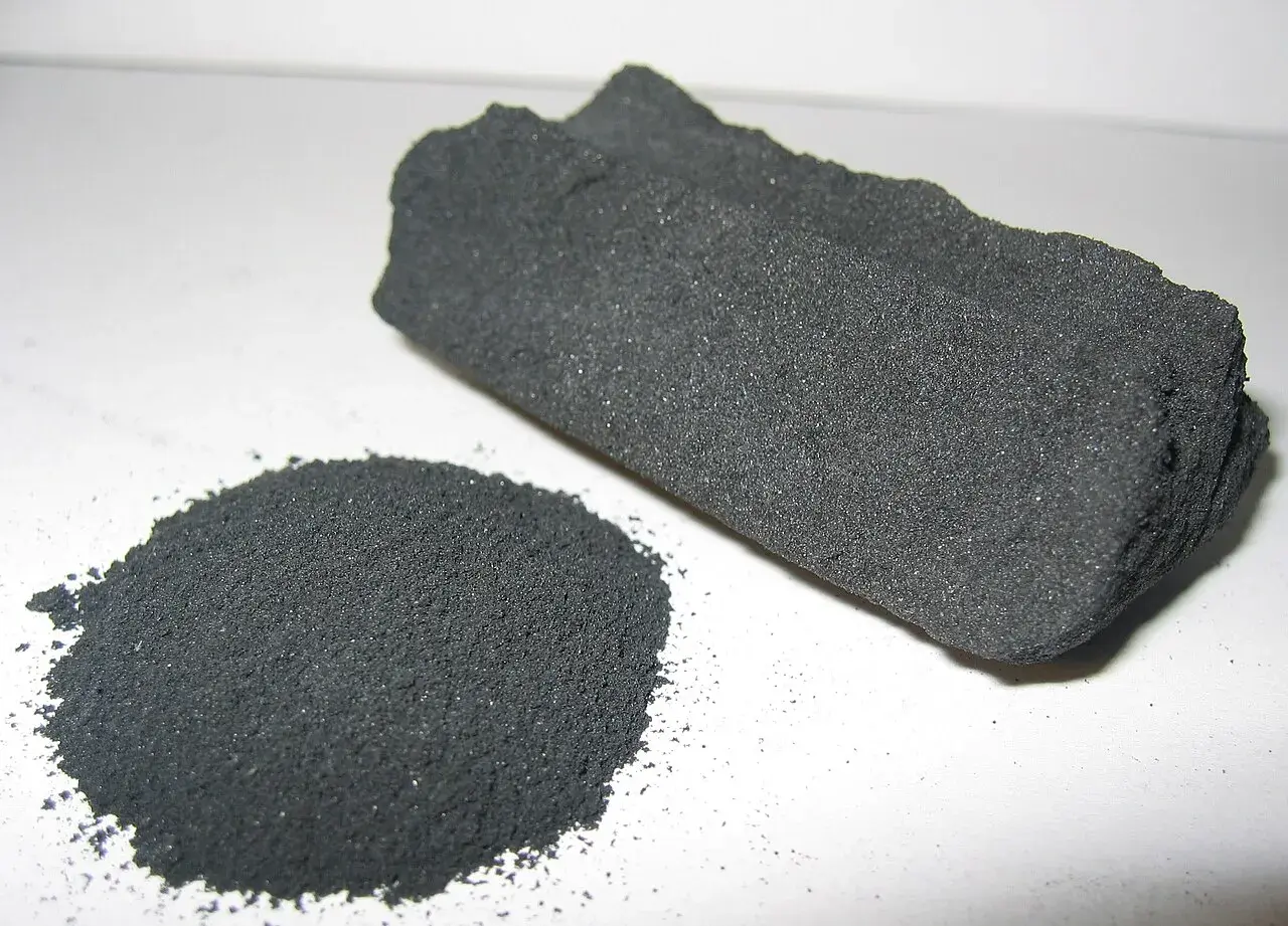 Carbón activado en polvo y en trozo. Ideal para absorber gases y toxinas, su dosis es clave para el bienestar.