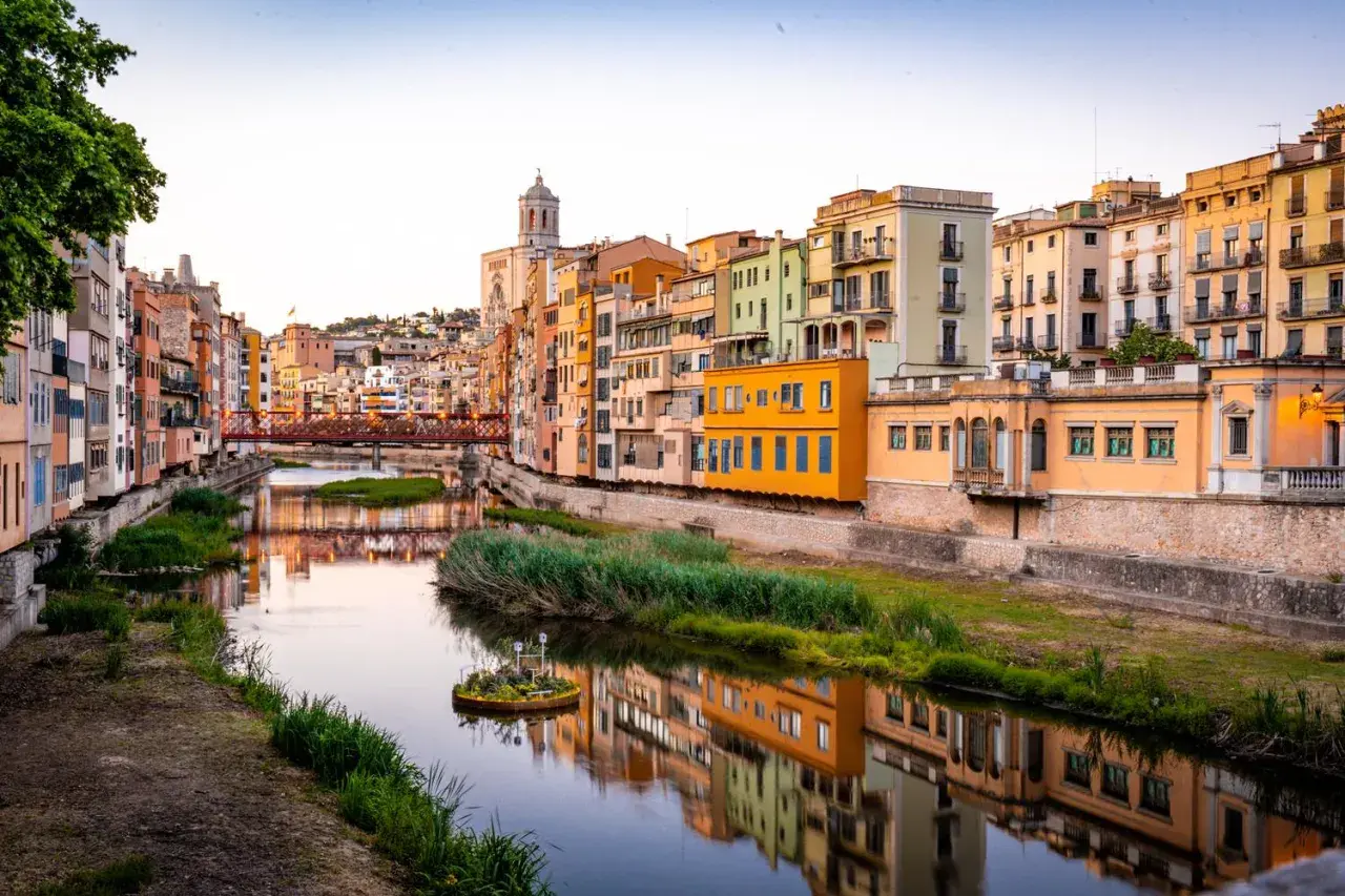 Kolorowe kamienice nad rzeką, idealna pogoda na majówkę na Costa Brava.