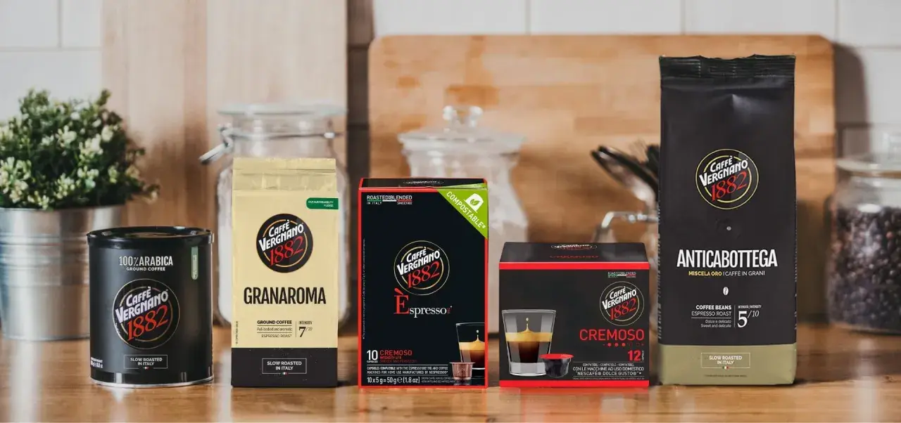 Kawa Caffè Vergnano 1882: puszka 100% Arabica, opakowanie Granaroma, kapsułki Espresso i Cremoso, oraz ziarna Anticabottega.