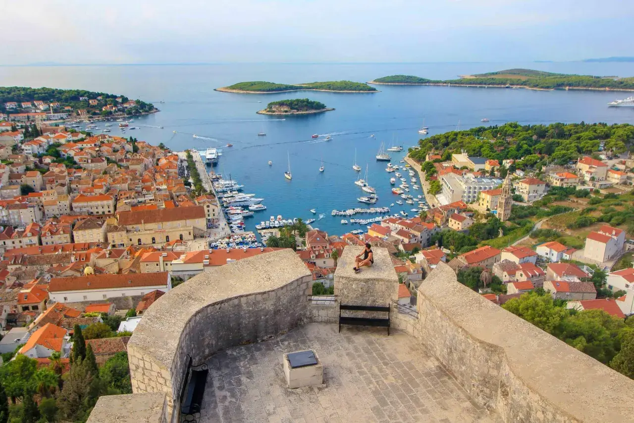 Vue panoramique de Hvar, Croatie. Que faire à Hvar ? Explorer la ville, le port et les îles environnantes depuis cette forteresse.