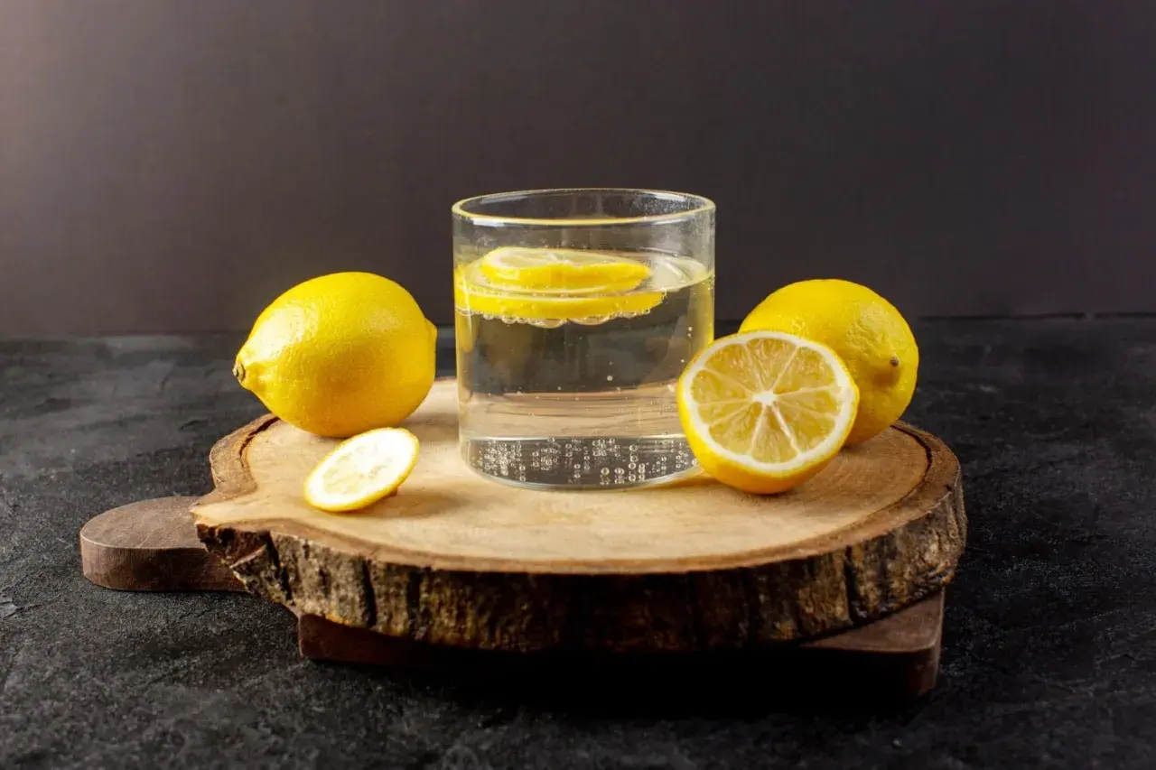 Erfrischendes Wasser mit Zitronenscheiben. Wo sind Elektrolyte drin? In Zitronenwasser für eine natürliche Erfrischung.