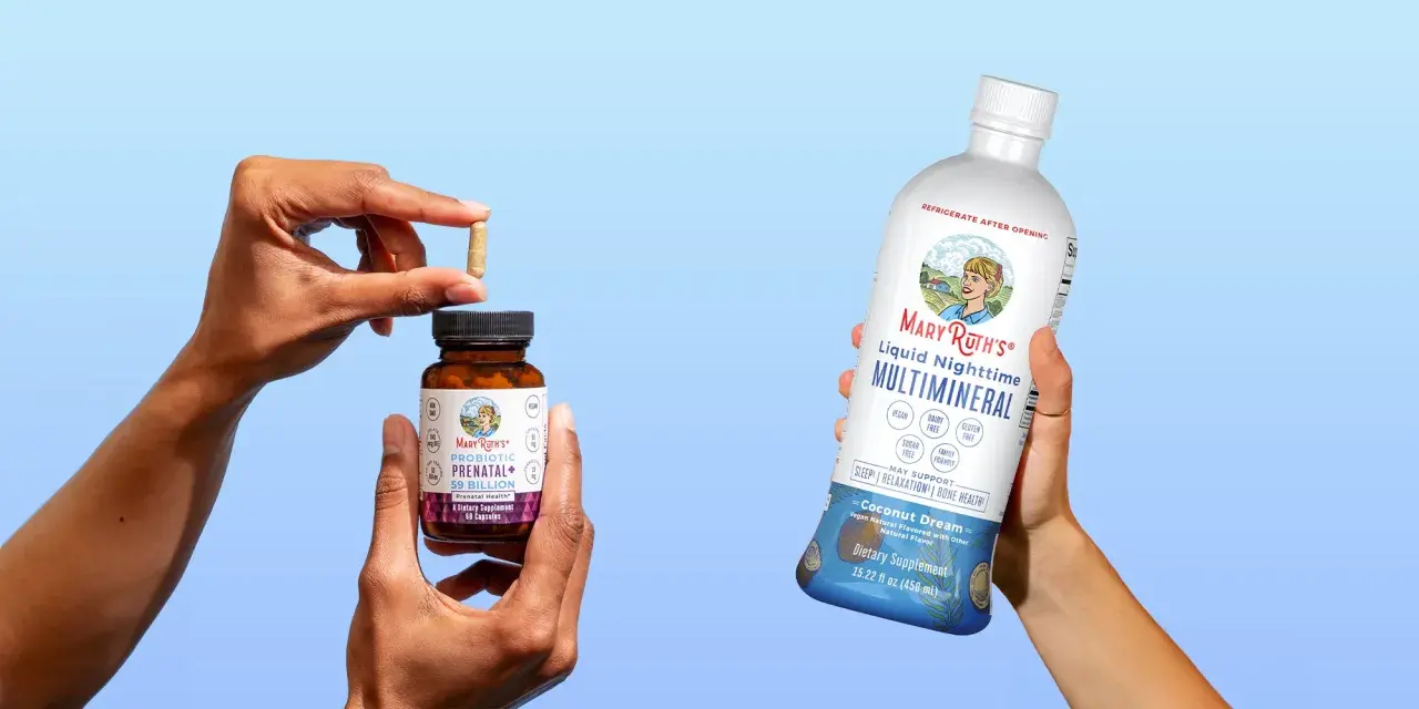 Händer håller en burk med Mary Ruth's Probiotic Prenatal och en flaska med Liquid Nighttime Multimineral. Perfekt för dig som är gravid och söker blutsaft.