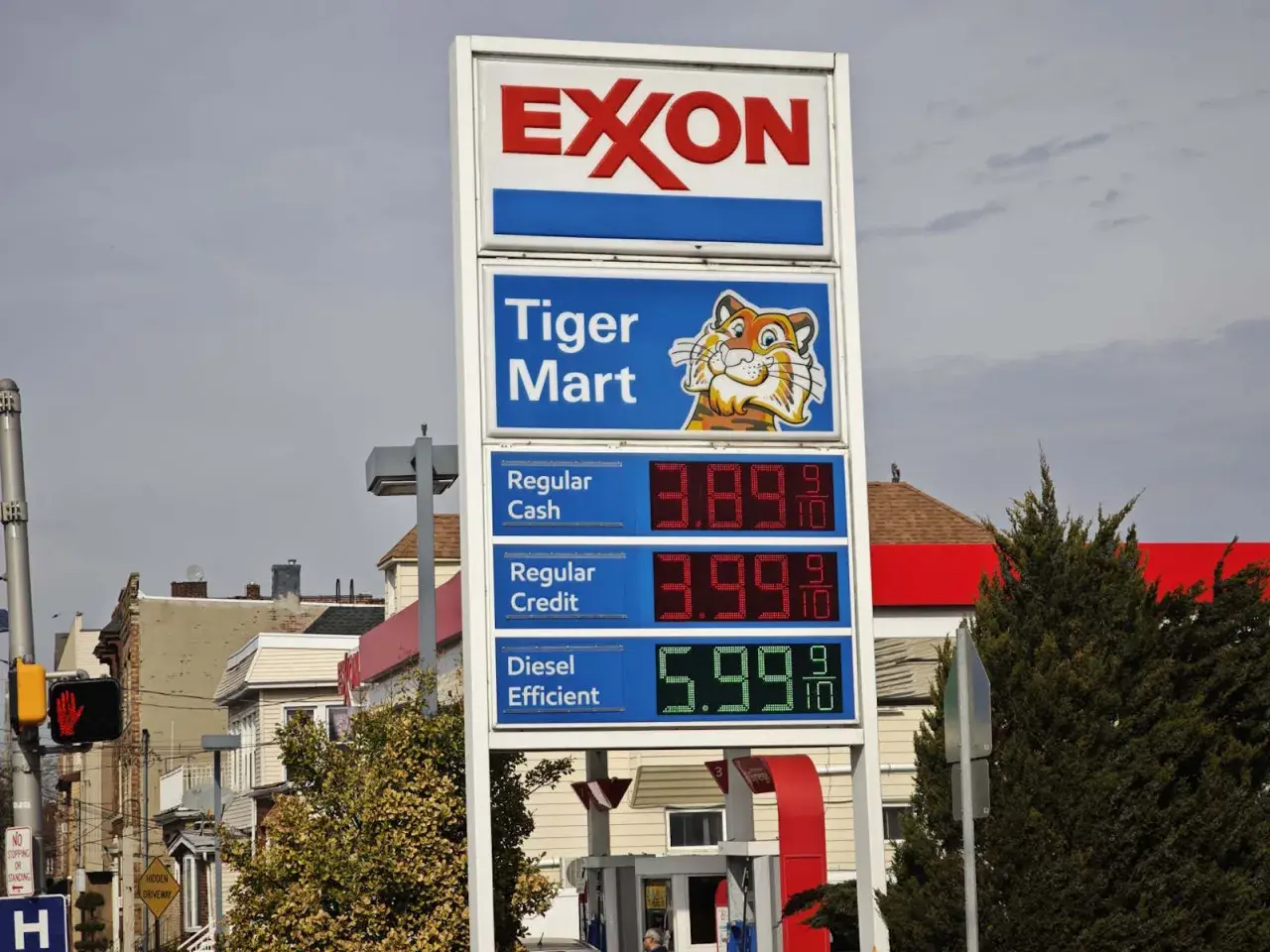 Cena za galon benzyny w Stanach Zjednoczonych: Regular Cash kosztuje 3.89, Regular Credit 3.99, a Diesel Efficient 5.99.