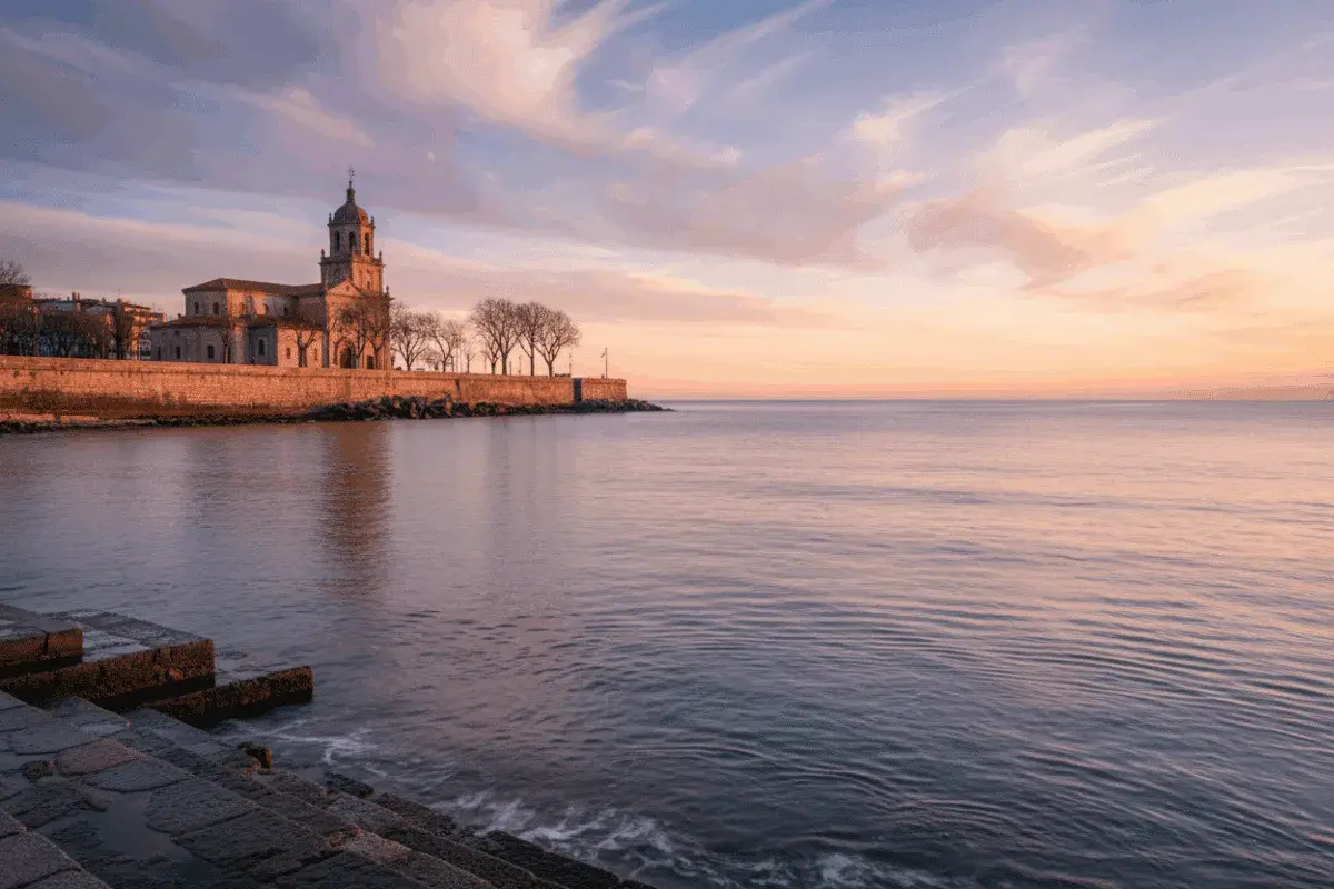 Edificio histórico junto al mar al amanecer, evocando poemas del mar.