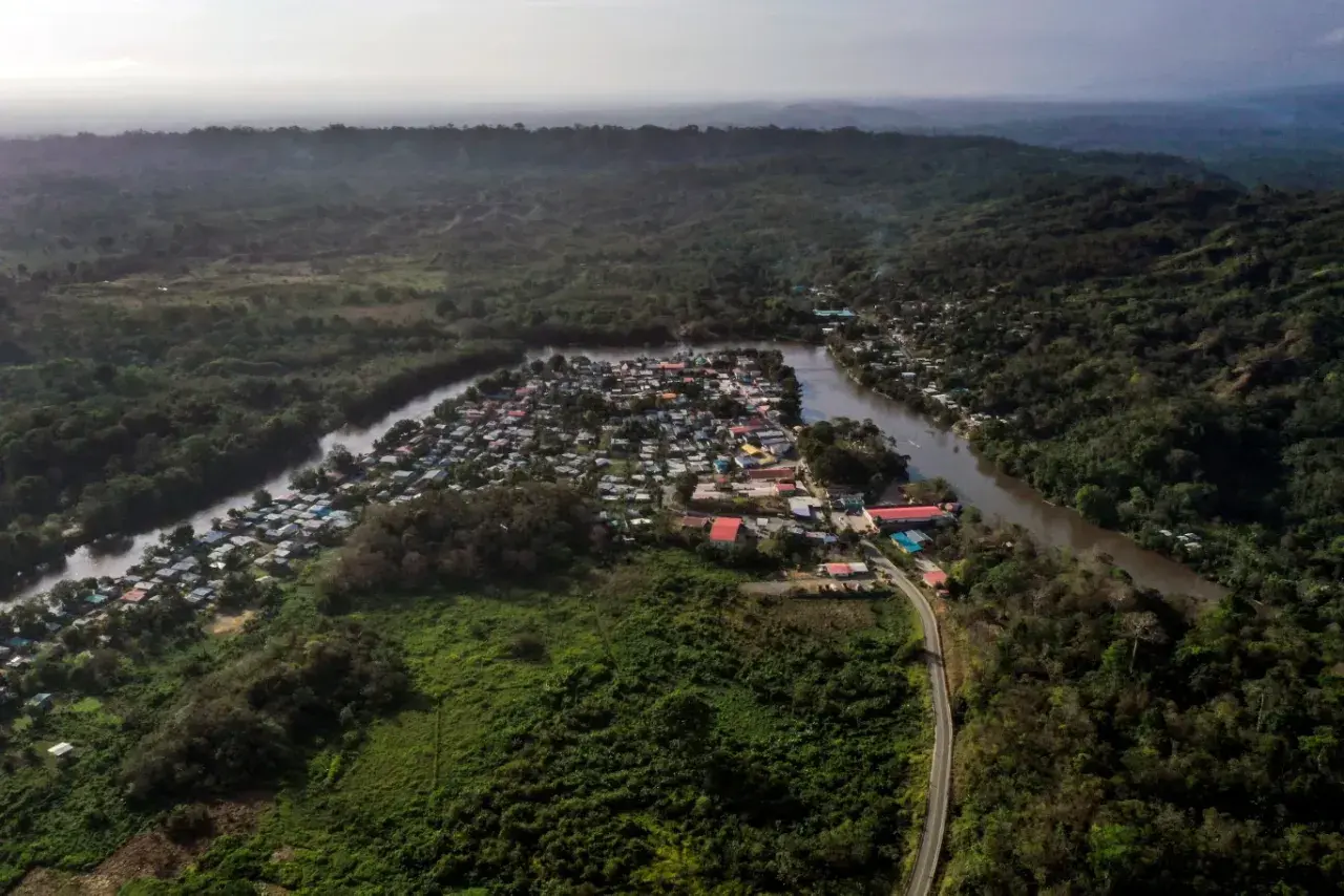 Osada nad rzeką w gęstej dżungli, część szlaku przez Darien Gap.