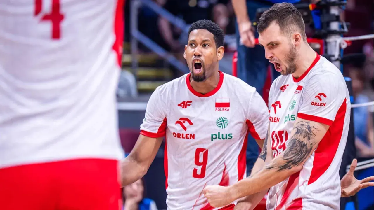 Siatkarze Polska vs Włochy. Emocje na boisku, zawodnicy w biało-czerwonych strojach z orłem.