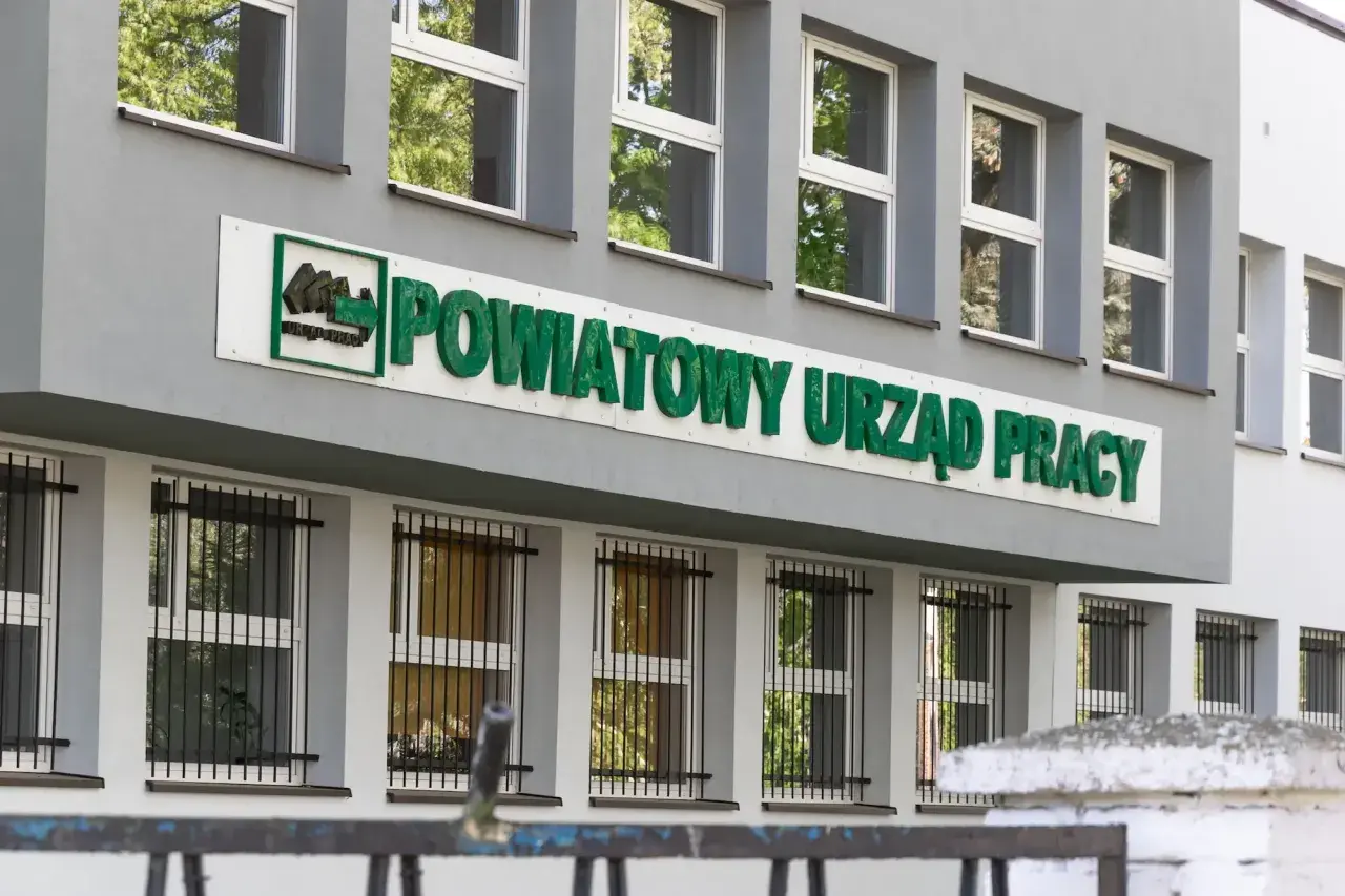 Powiatowy Urząd Pracy, miejsce, gdzie bezrobotny szuka wsparcia i nowych możliwości.