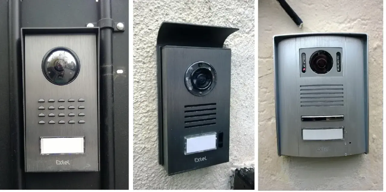 Trois visiophones Extel anciens modèles, avec caméras et claviers, installés sur des façades.