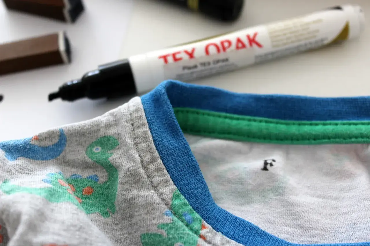 Marker do tkanin i koszulka z dinozaurami. Idealne rozwiązanie, jak podpisać ubrania do przedszkola, by się nie zgubiły.