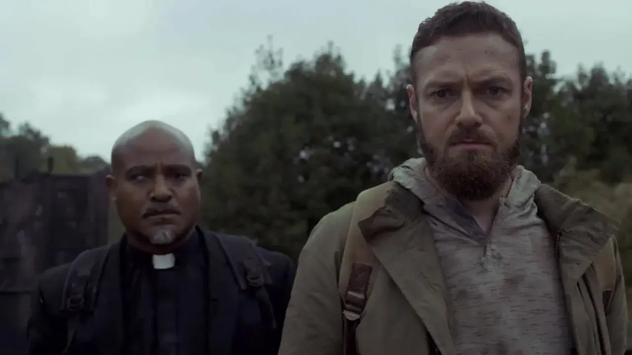 Le regard intense de Negan, le survivant de The Walking Dead, aux côtés d'un homme en soutane.