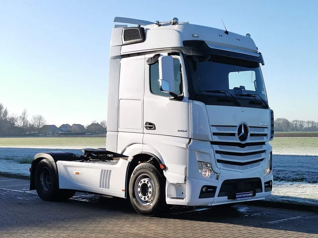 Un camion européen blanc, prêt pour de longues routes.