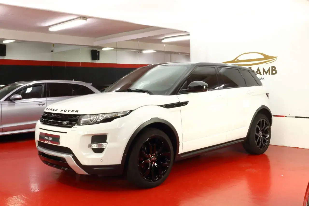 Range Rover Evoque 2.2 190 CV: opiniones sobre este elegante SUV blanco con techo negro.