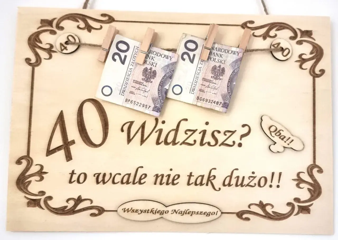 Grawer na 40 urodziny z pieniędzmi i napisem "40 Widzisz? to wcale nie tak dużo!!".