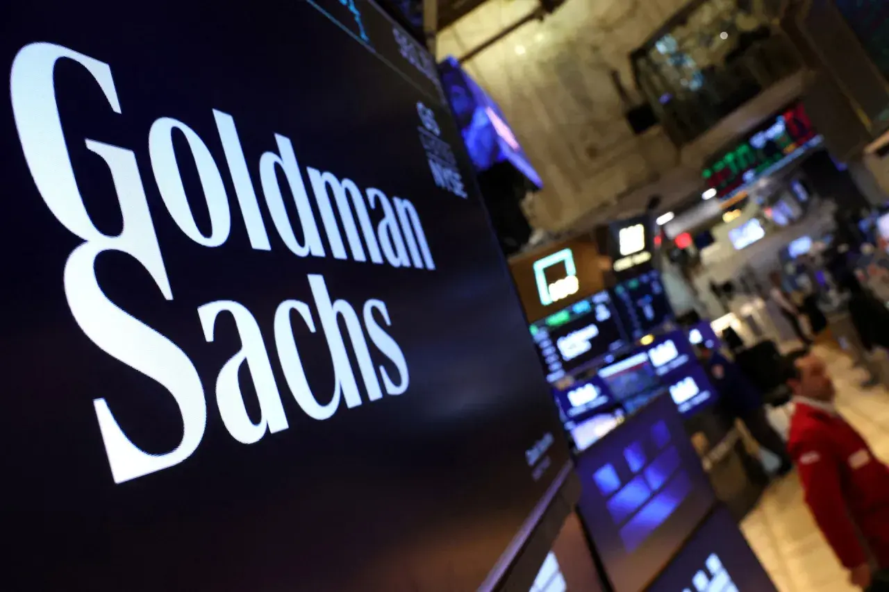 Ekran z napisem Goldman Sachs, w tle giełda i ludzie. Analiza obligacji.