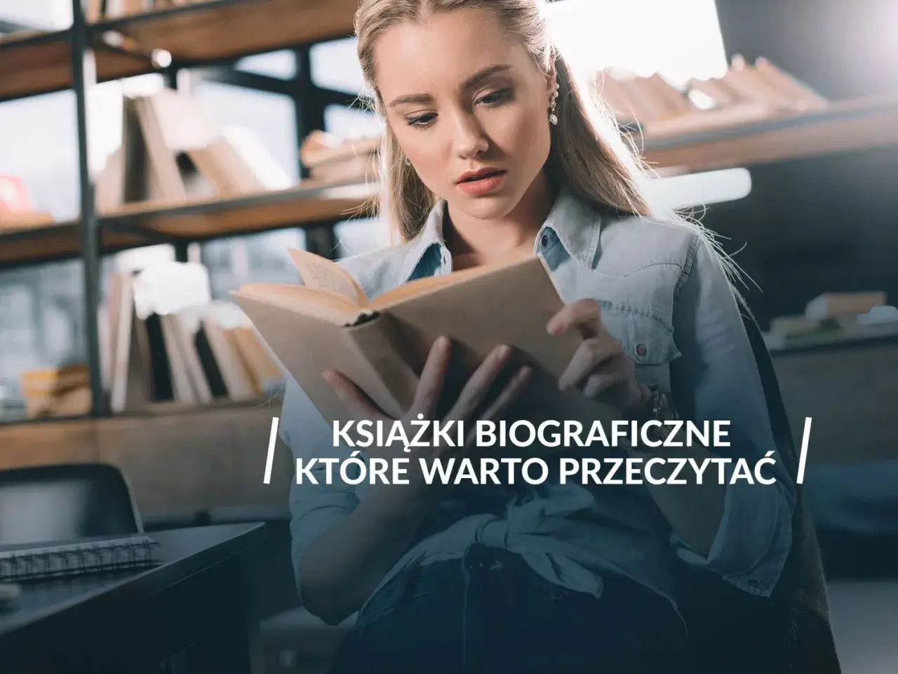 Młoda kobieta czyta książki biograficzne bestsellery, siedząc w bibliotece.