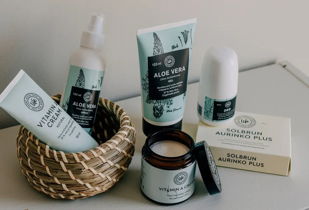 Hudvårdsprodukter med aloe vera, inklusive kräm, spray och gel. Perfekt för att lugna huden efter solning.