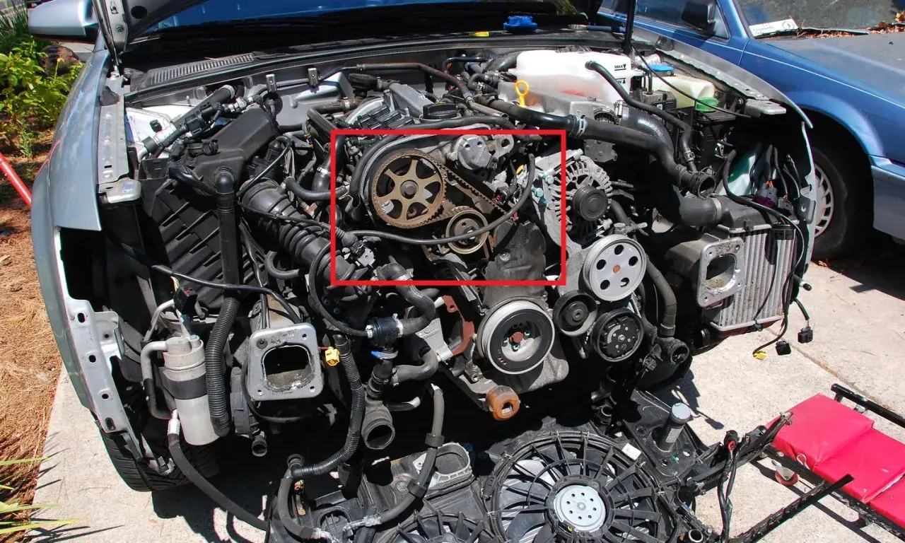 Motor de coche con correa de distribución marcada. ¡15 años sin cambiar correa distribución!