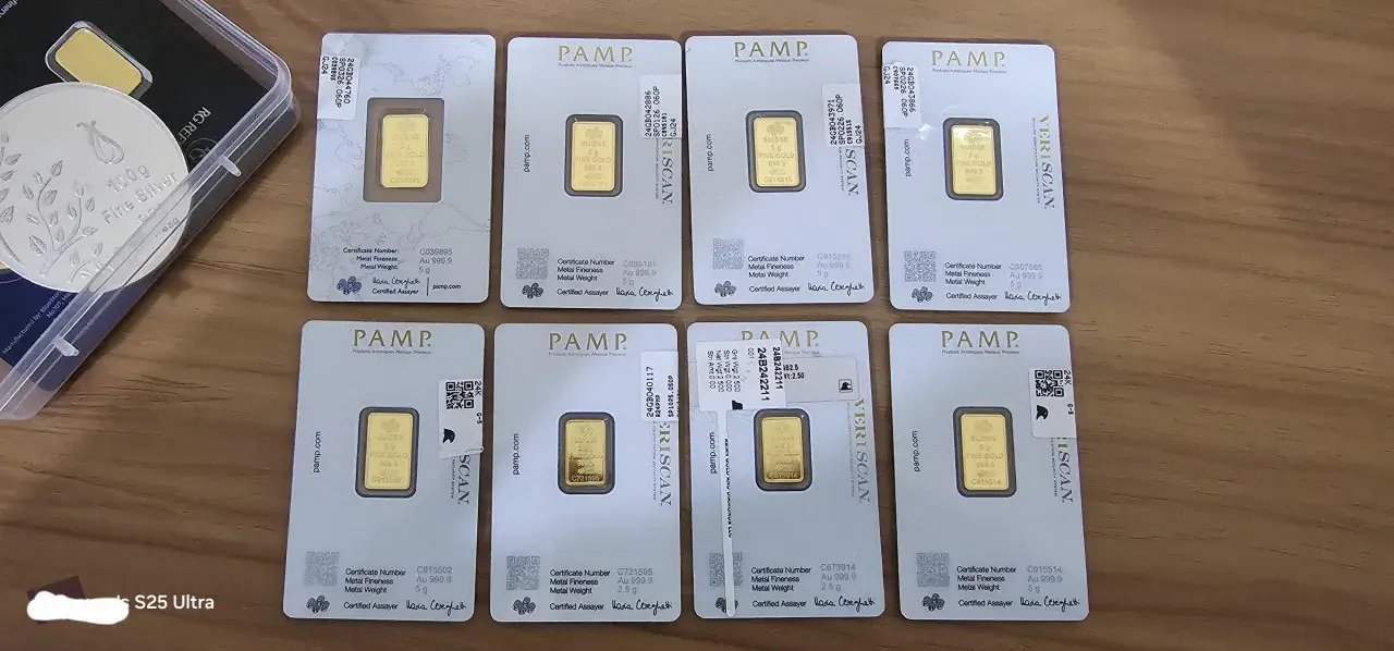 Fałszywe sztabki PAMP, w tym 100g srebra i kilka złotych 5g i 2.5g, z certyfikatami.
