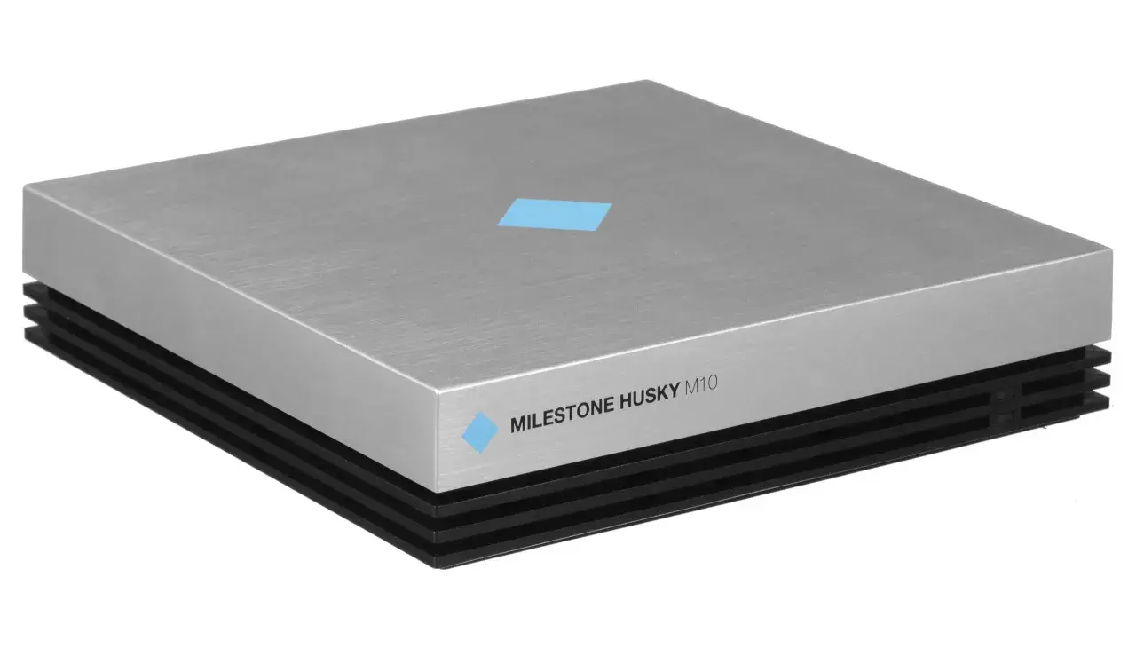 Srebrny rejestrator monitoringowy Milestone Husky M10 z niebieskim logo.