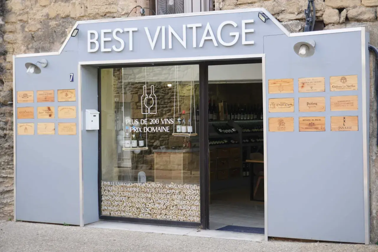 Devanture de "Best Vintage", une cave à vin proposant plus de 200 vins au prix domaine. Des caisses en bois de domaines renommés décorent la façade, dont le domaine Mayard.