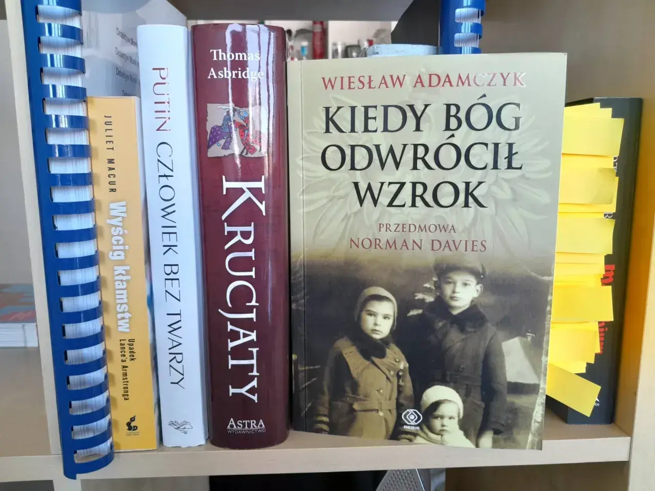 Okładka książki "Kiedy Bóg odwrócił wzrok" z portretem dzieci. Obok inne tytuły: "Putin człowiek bez twarzy", "Krucjaty", "Wyścig kłamstw".
