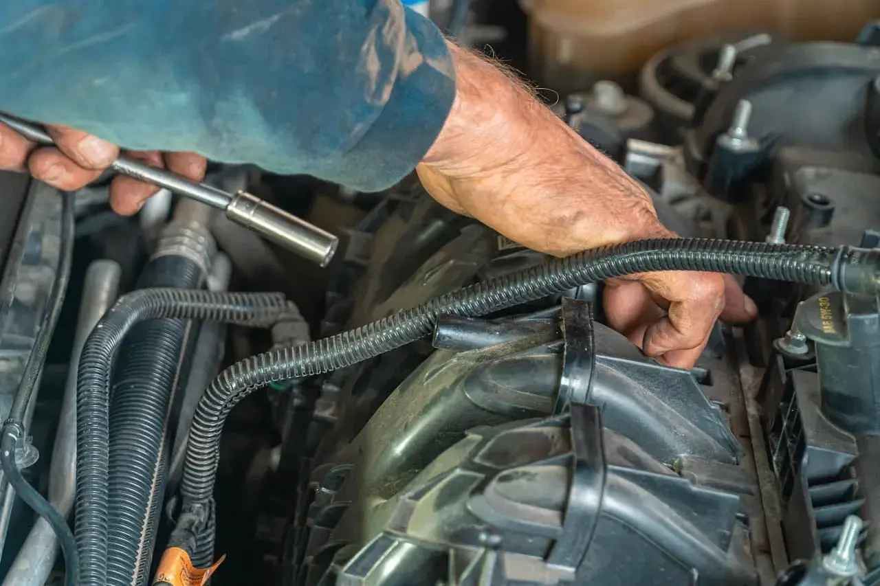 Mechanik dokręca śrubę przy kolektorze dolotowym, gdzie znajduje się zawór zwrotny paliwa.