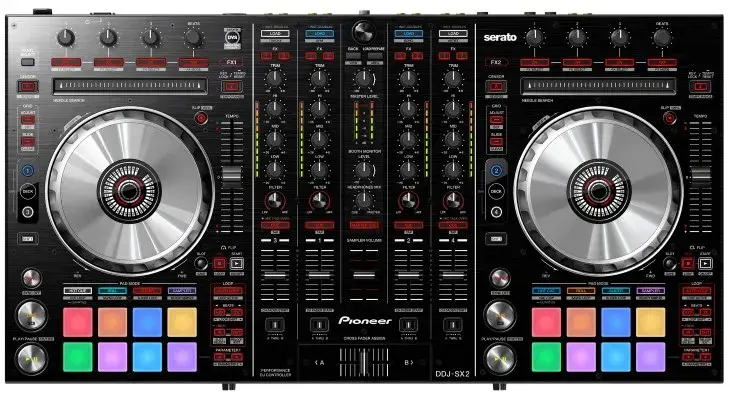 Na czym gra DJ? Poznaj niezbędny sprzęt do miksowania muzyki