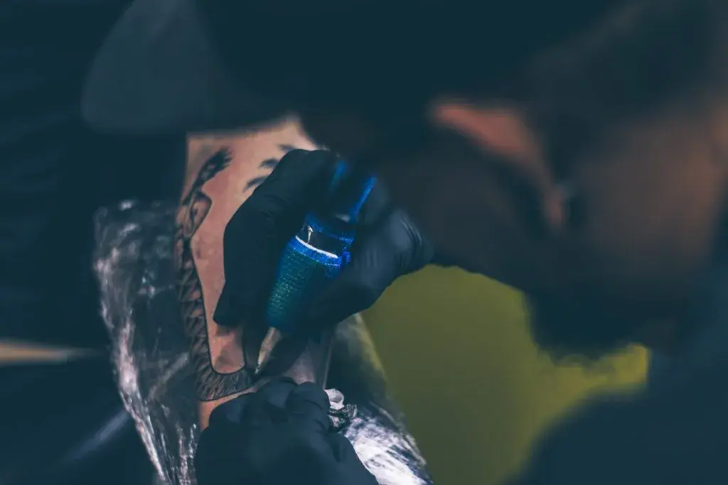 Czy można pić alkohol po tatuażu? - Wszystko, co musisz wiedzieć